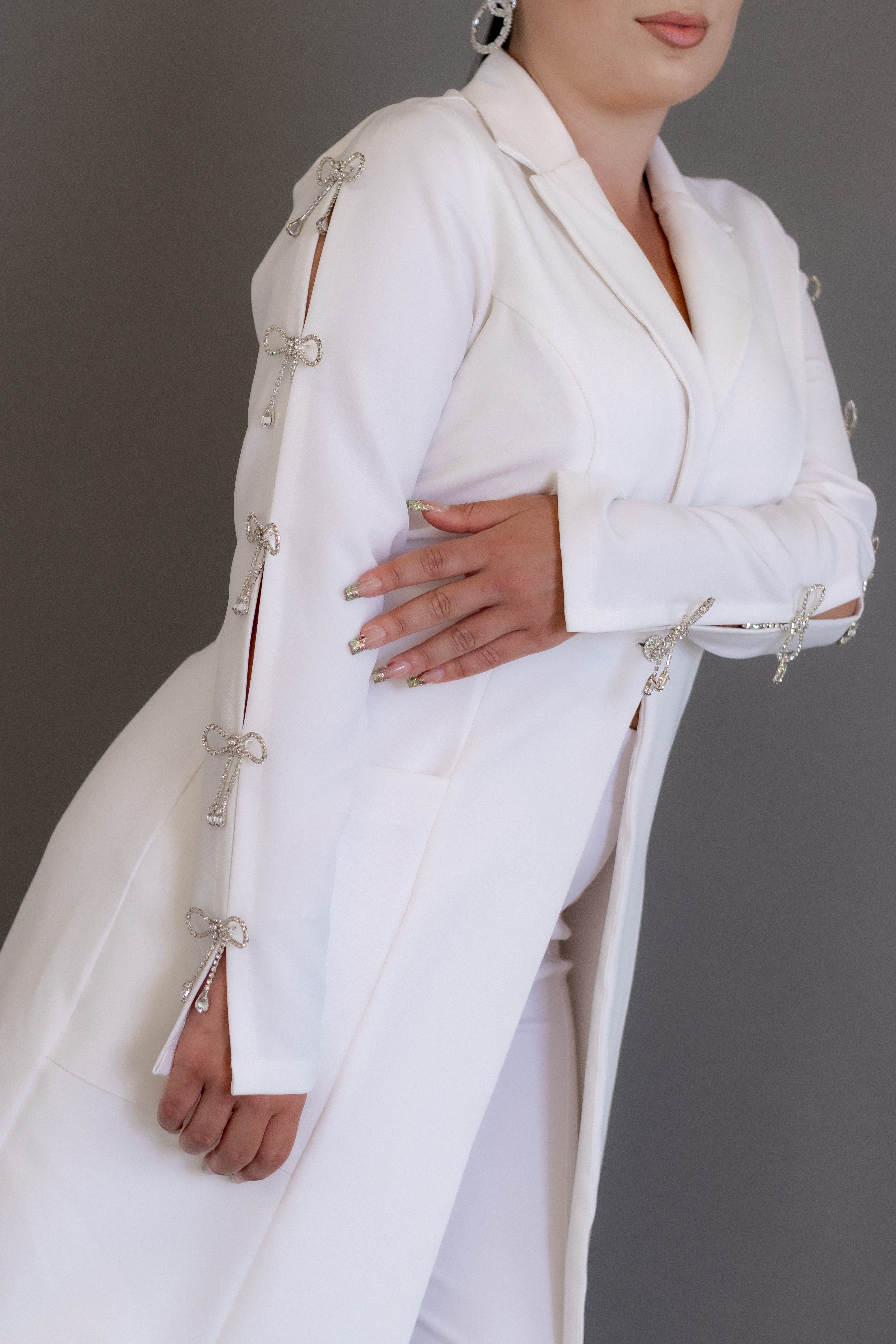 Jaleca Premium Nancy – Jaleco Feminino Branco com Detalhes em Laços Cristalizados