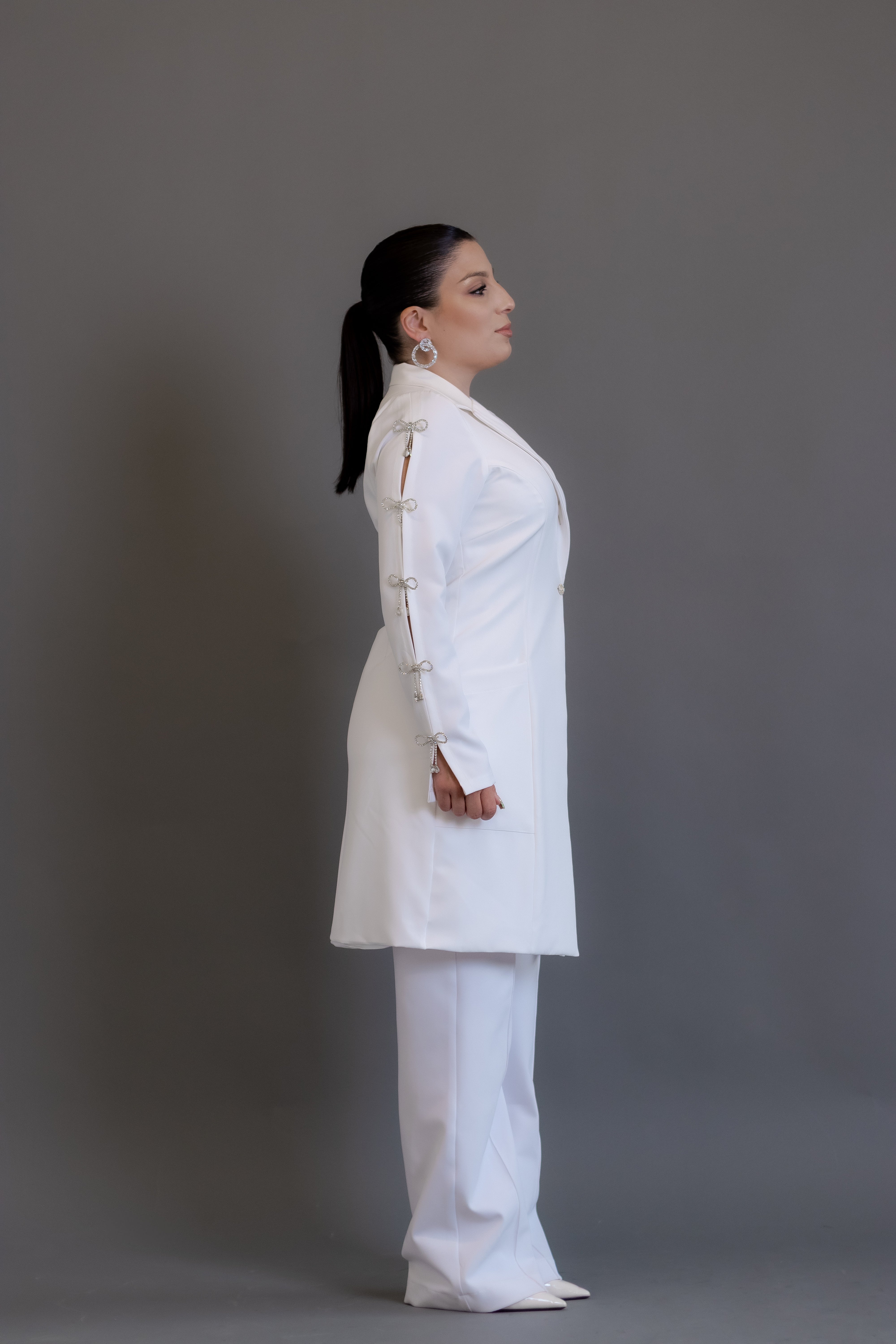 Jaleca Premium Nancy – Jaleco Feminino Branco com Detalhes em Laços Cristalizados