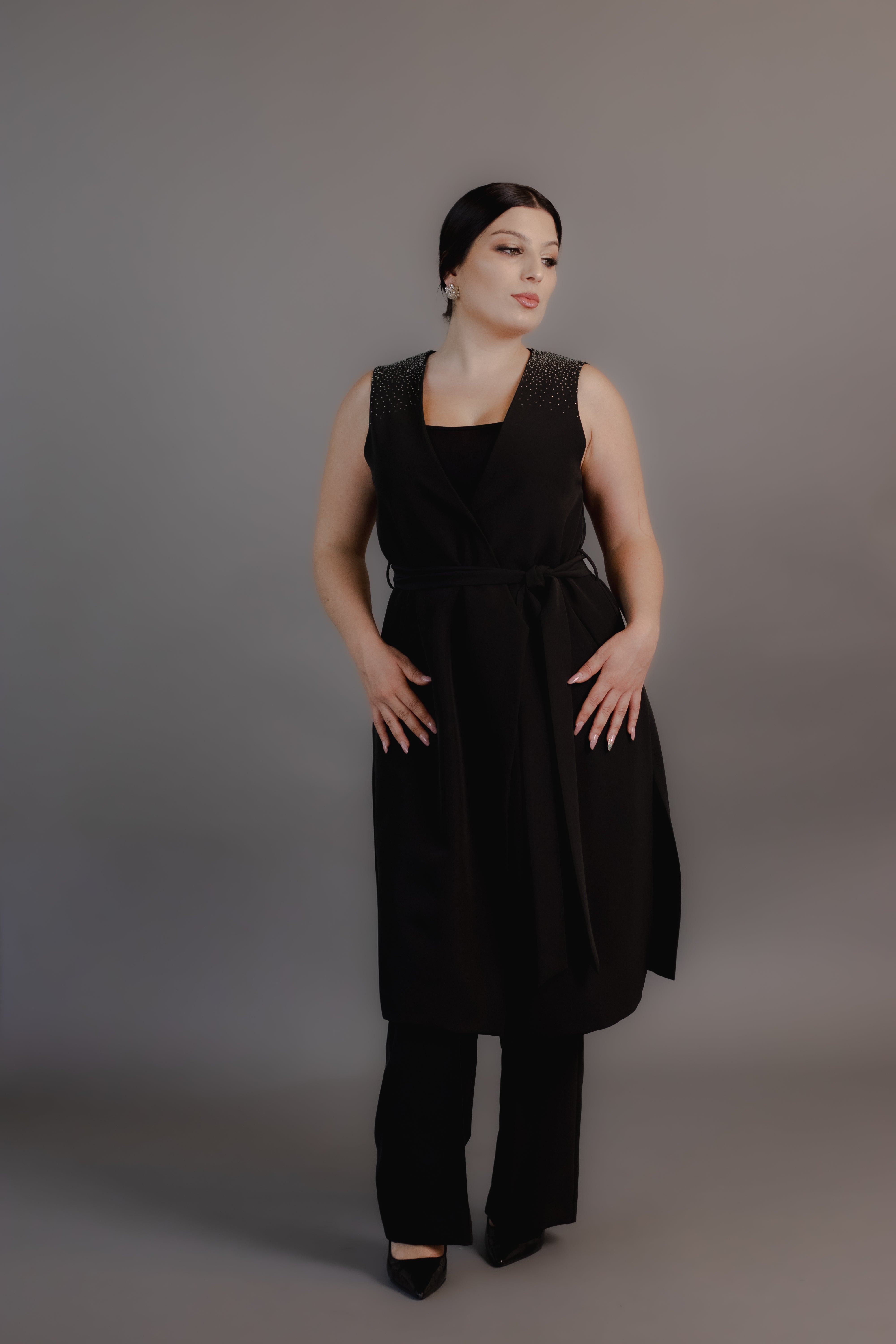 Jaleca Ursula — brilho discreto e cinto-faixa