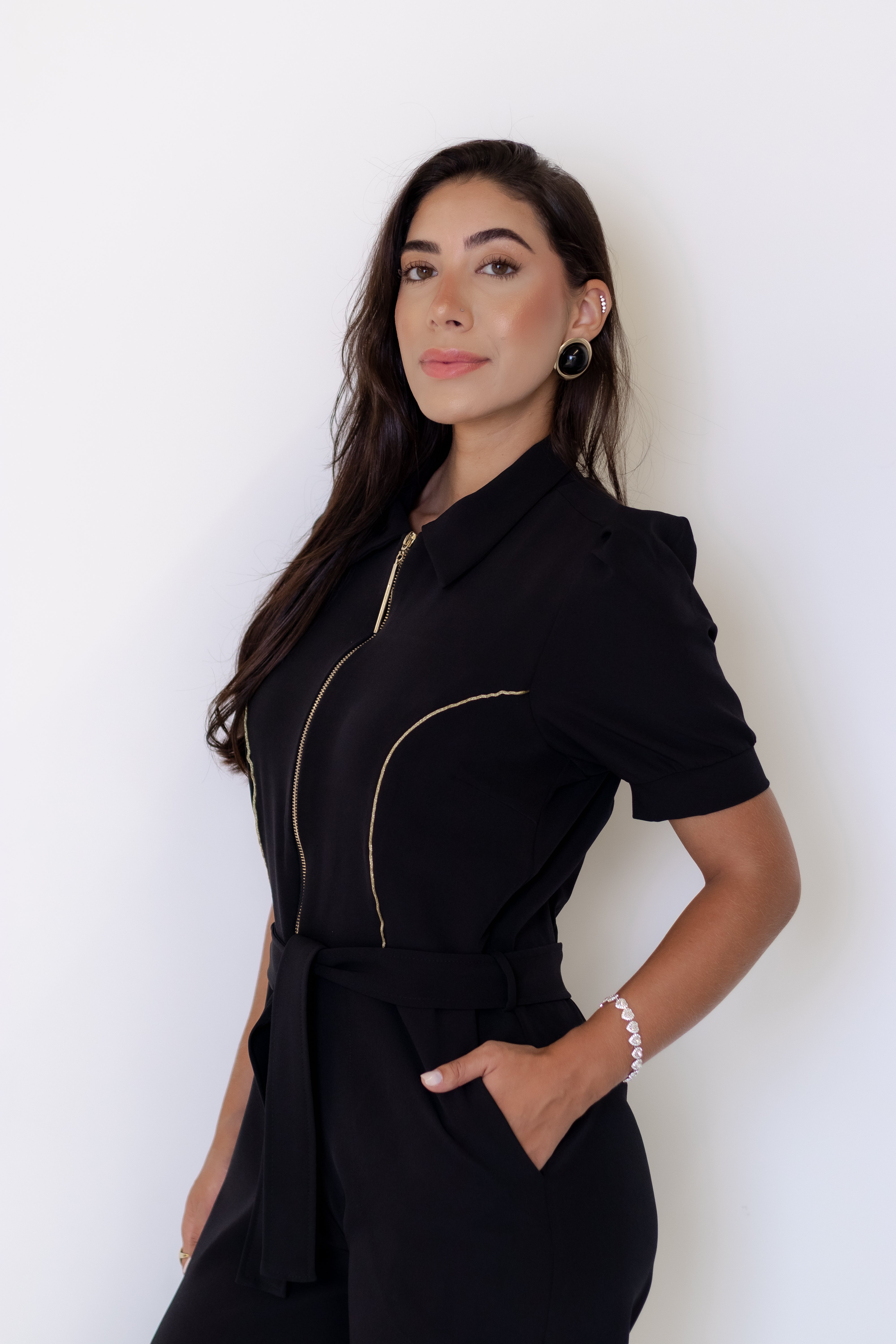 Macacão Leah – Uniforme Feminino Moderno com Zíper Dourado