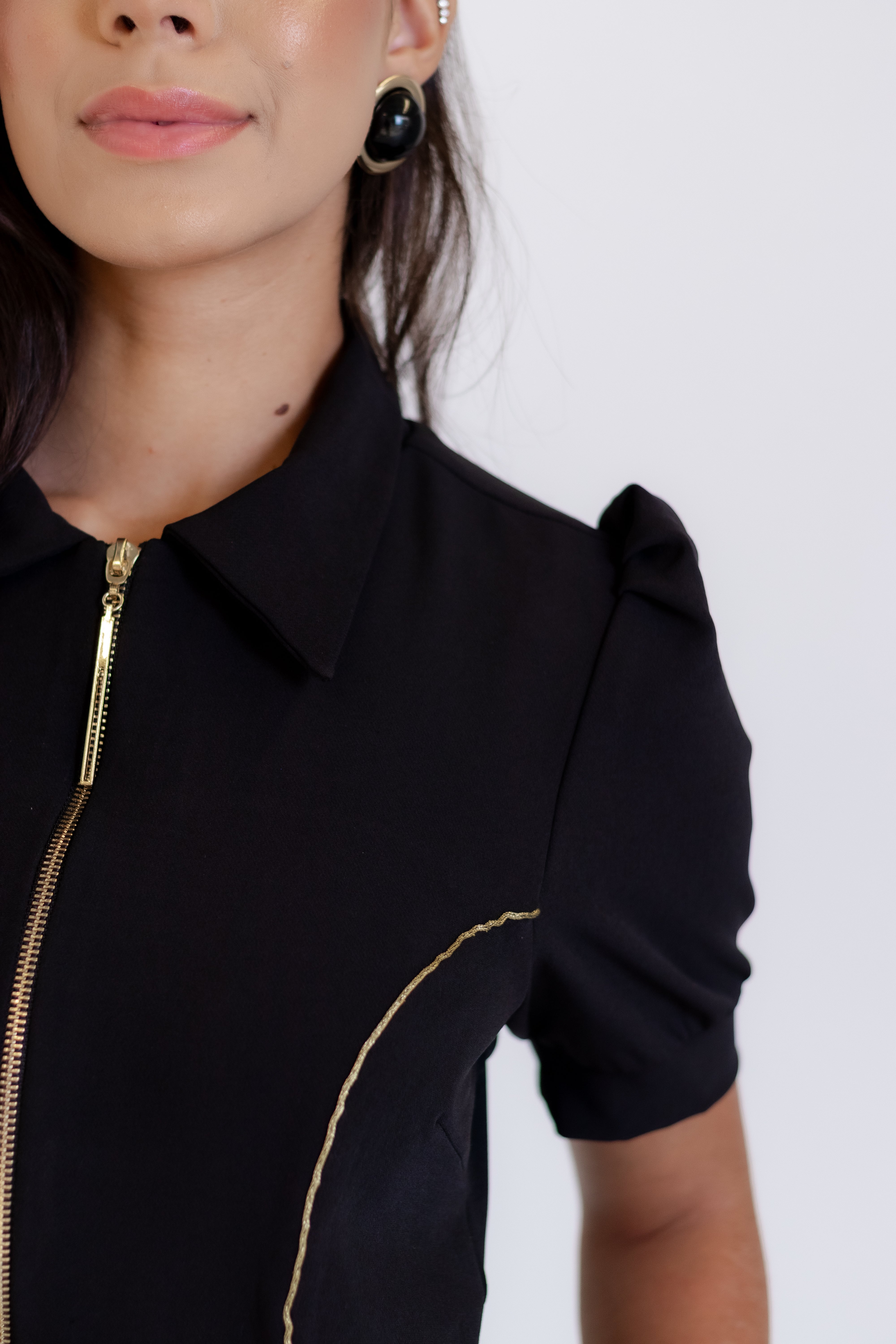 Macacão Leah – Uniforme Feminino Moderno com Zíper Dourado