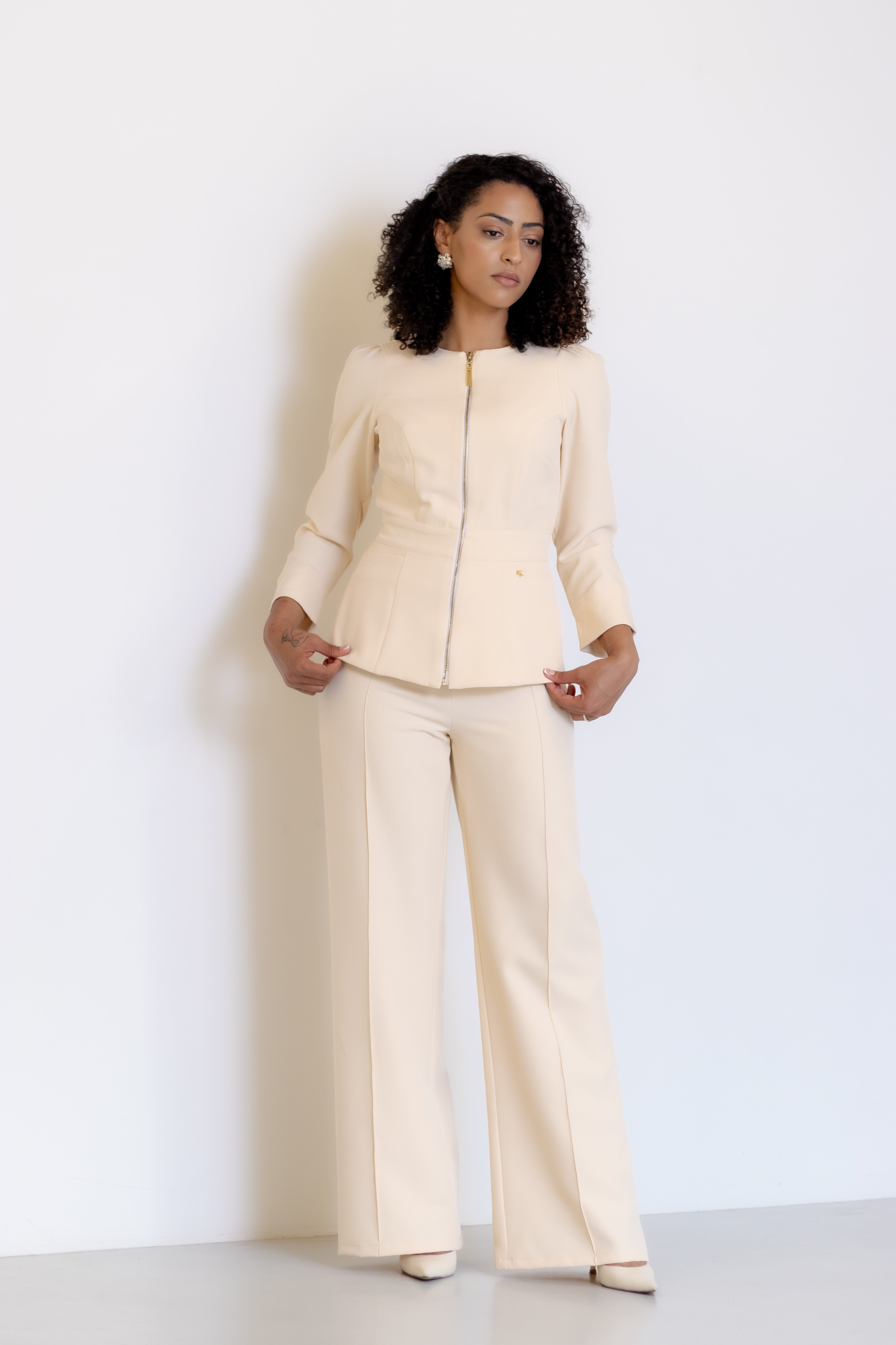 Scrub Bella – Scrub Feminino Acinturado com Zíper Frontal e Manga Longa