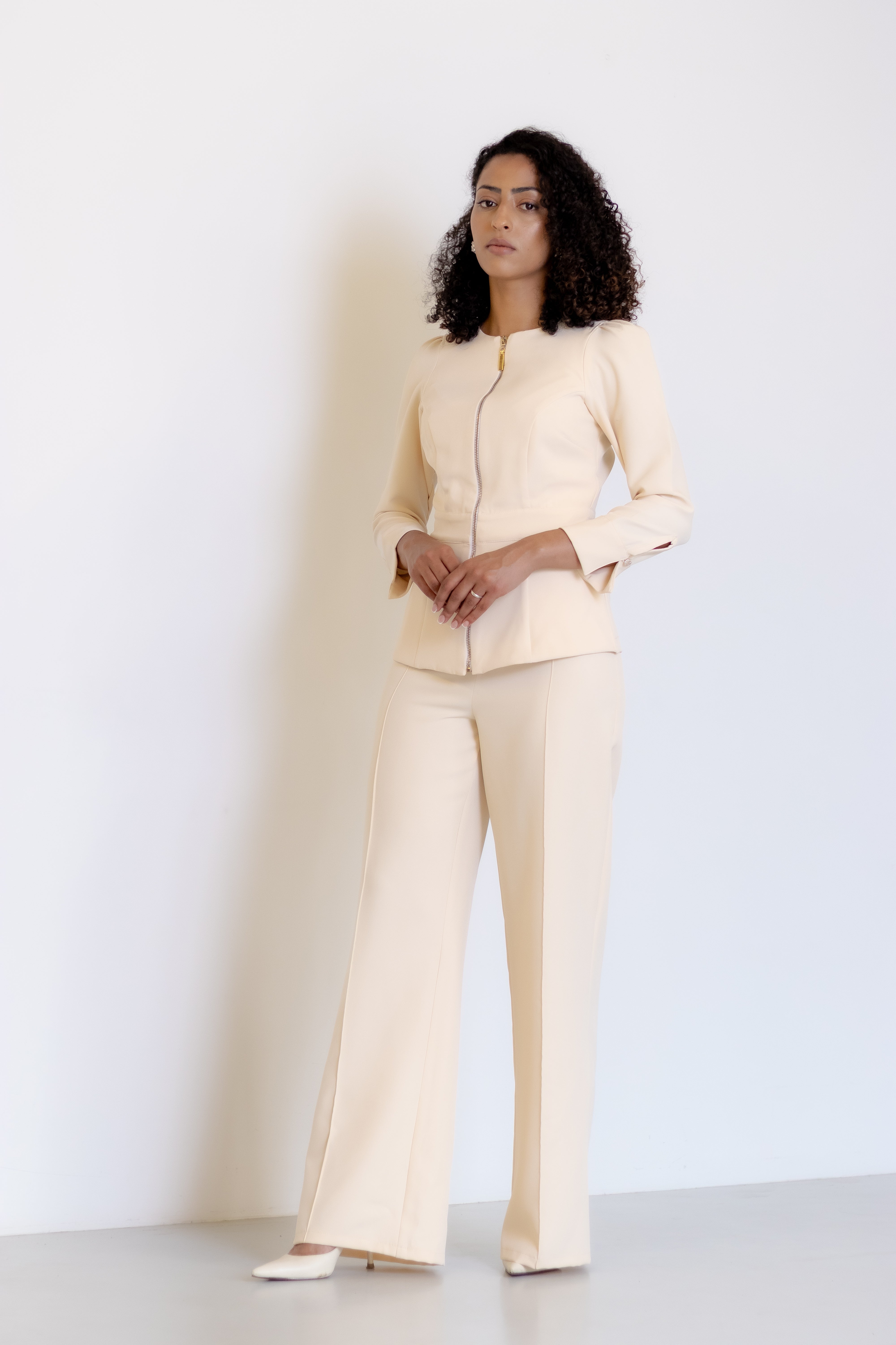 Scrub Bella – Scrub Feminino Acinturado com Zíper Frontal e Manga Longa