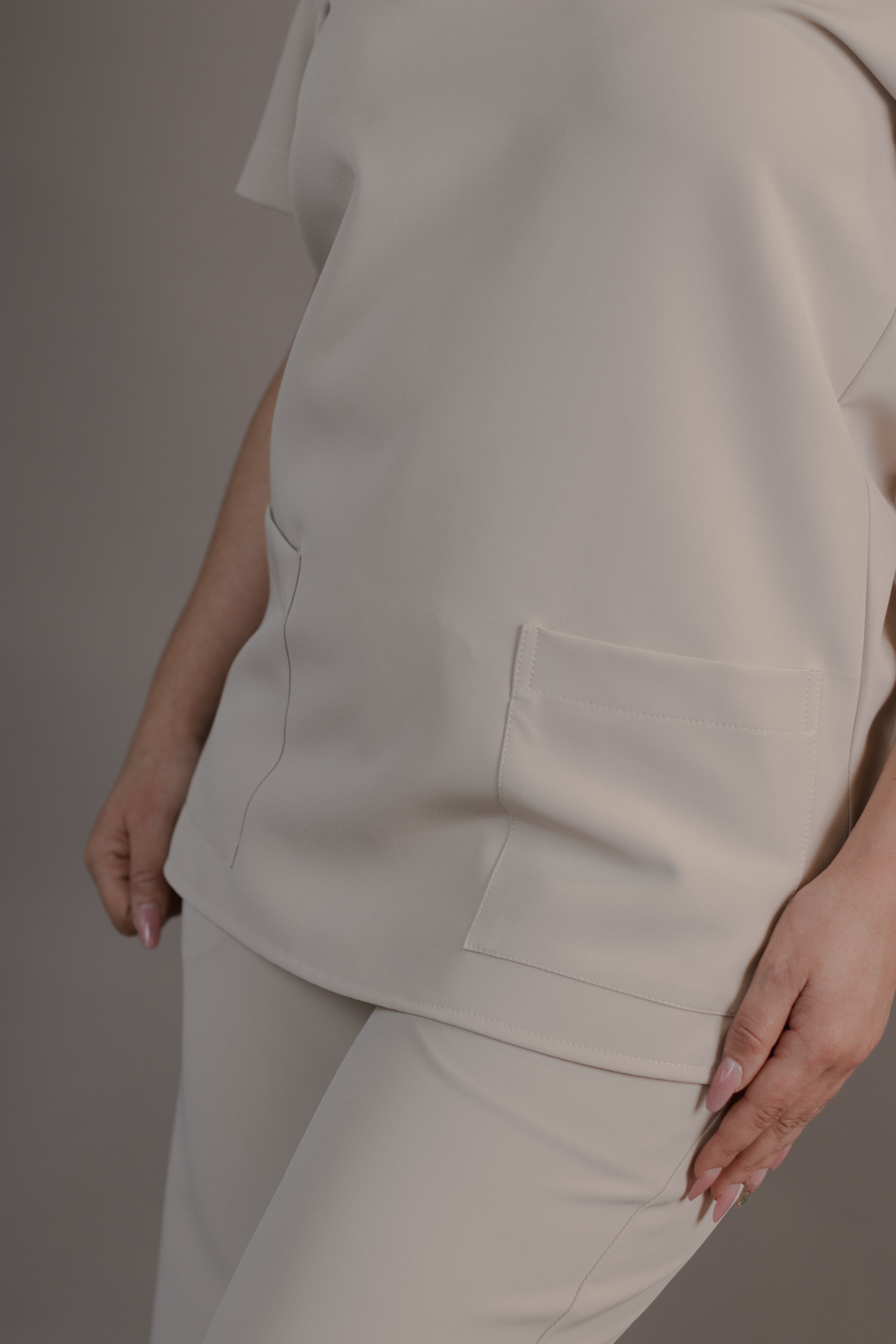 Scrub Luisa (inclui casaco) — leveza e praticidade no atendimento