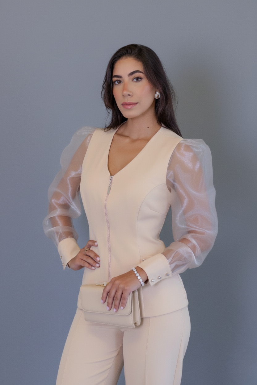 Scrub Pérola – Uniforme Profissional Feminino com Elegância e Mangas em Tule