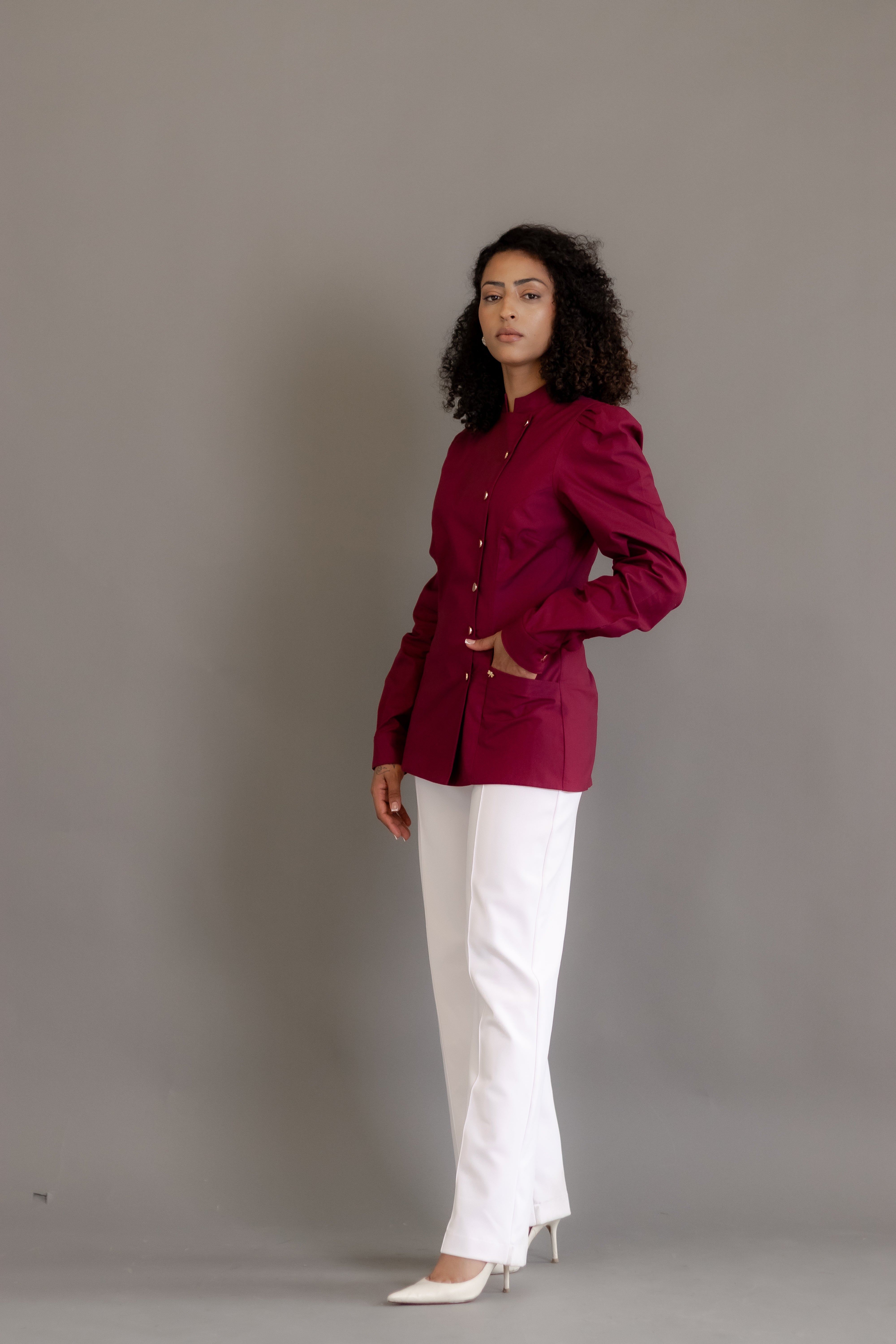 Dólmã Cherry – Dólmã de Chef Feminina Transpassada com Botões Dourados