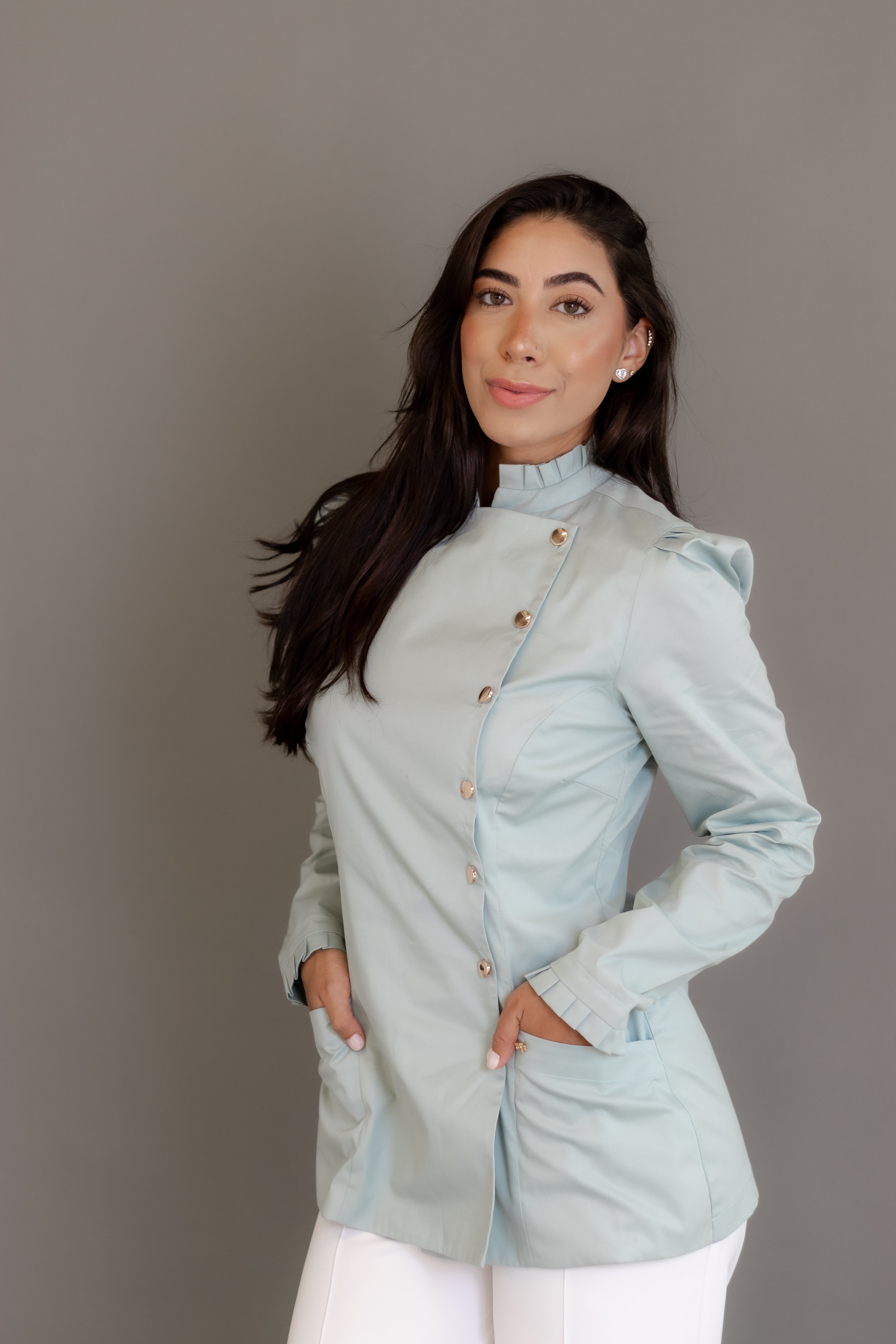 Dólmã Heloisa – Dólmã Feminina para Chefs com Botões Laterais e Gola Elegante