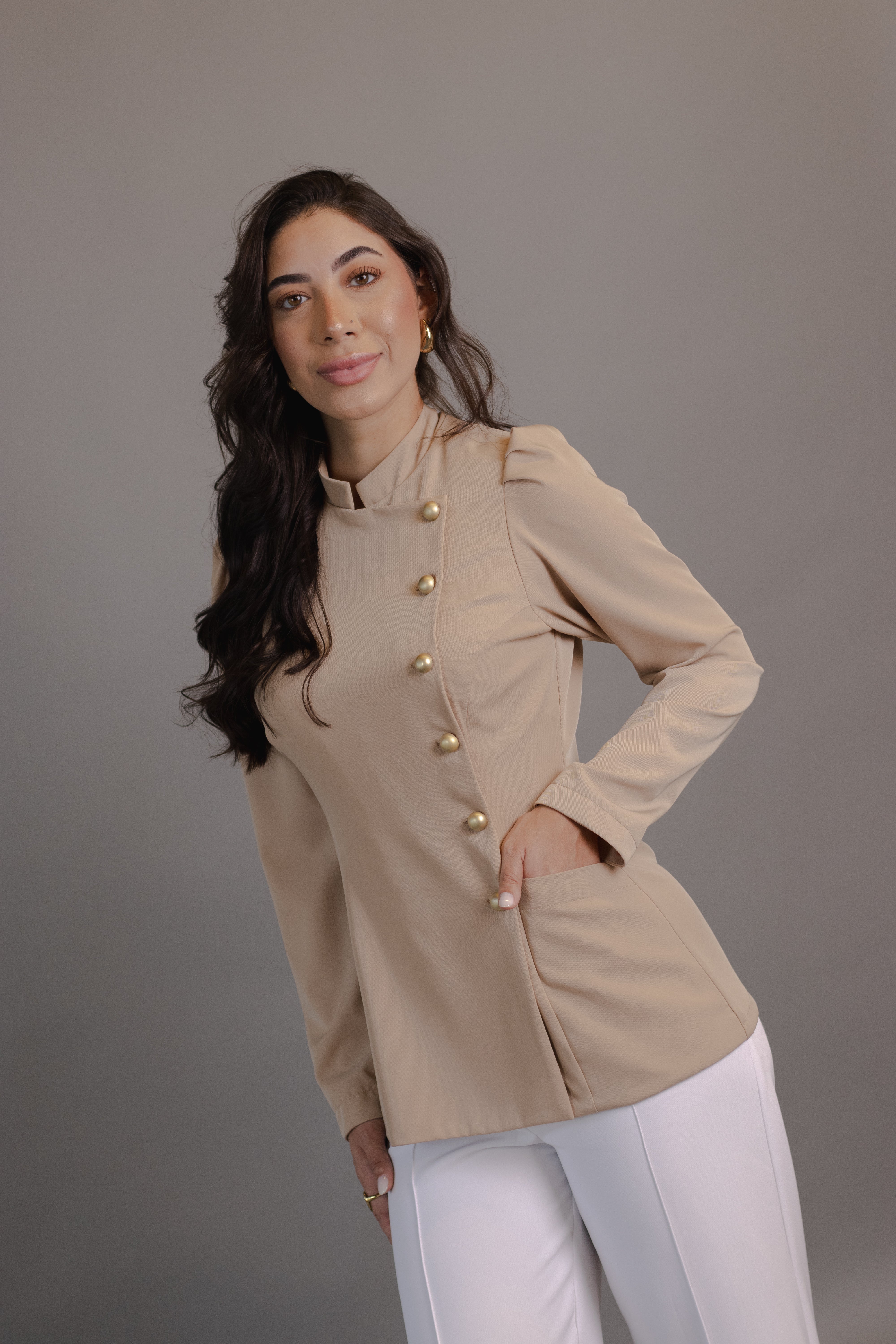 Dólmã Joana — elegância com botões laterais