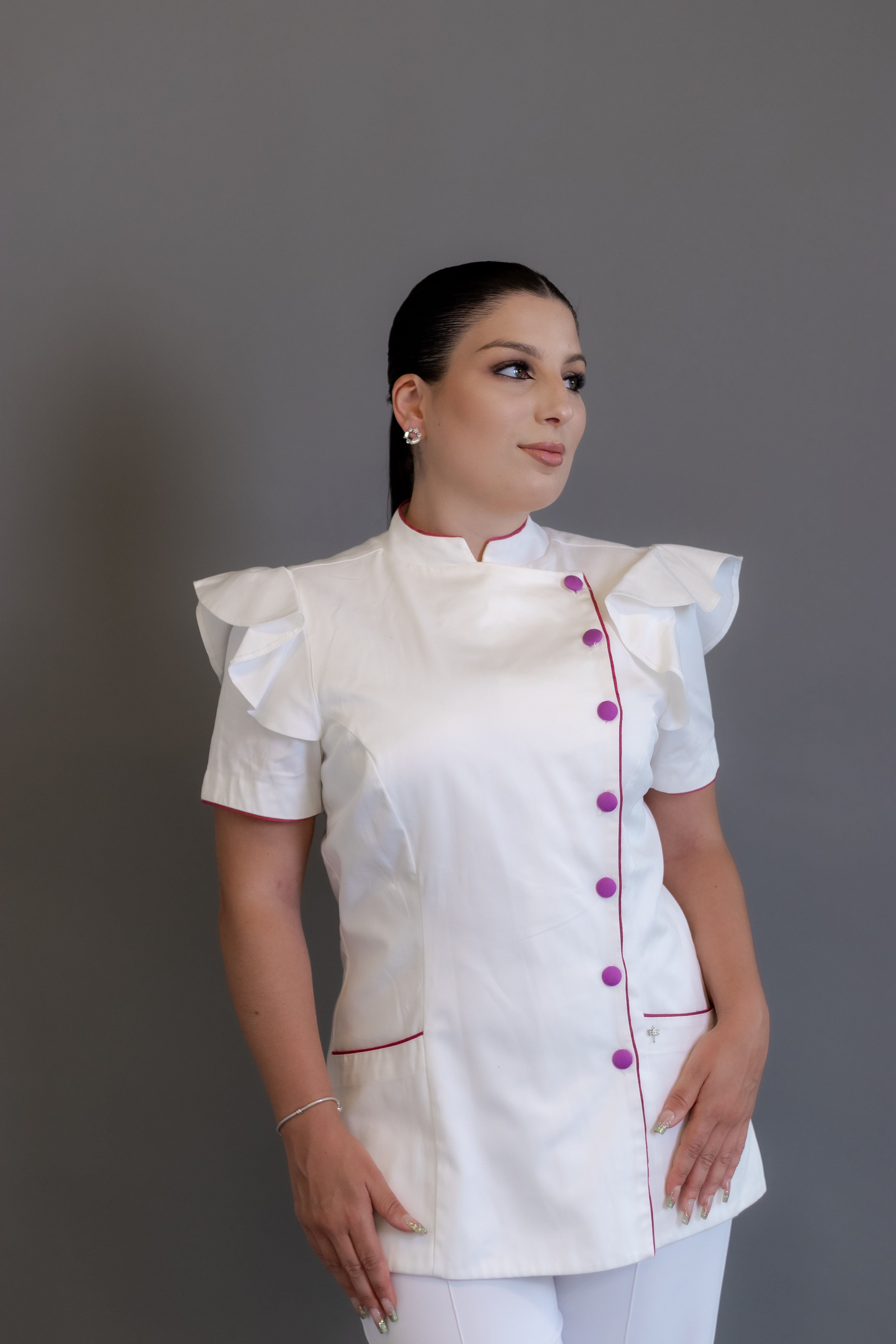Dólmã Maysa – Dólmã Feminina com Babados e Botões Contrastantes