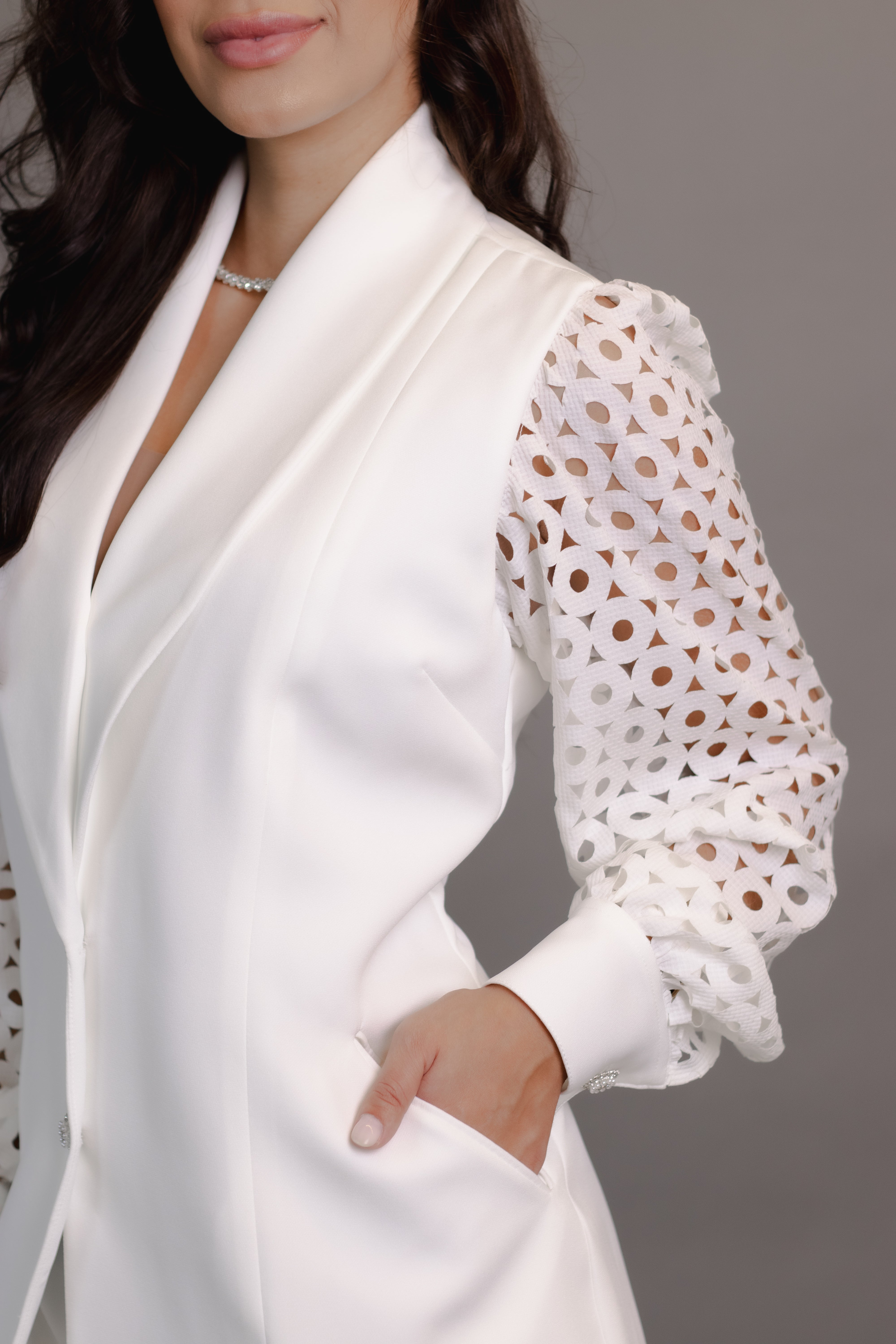 Fato Elisabeth  — blazer alongado com mangas rendadas