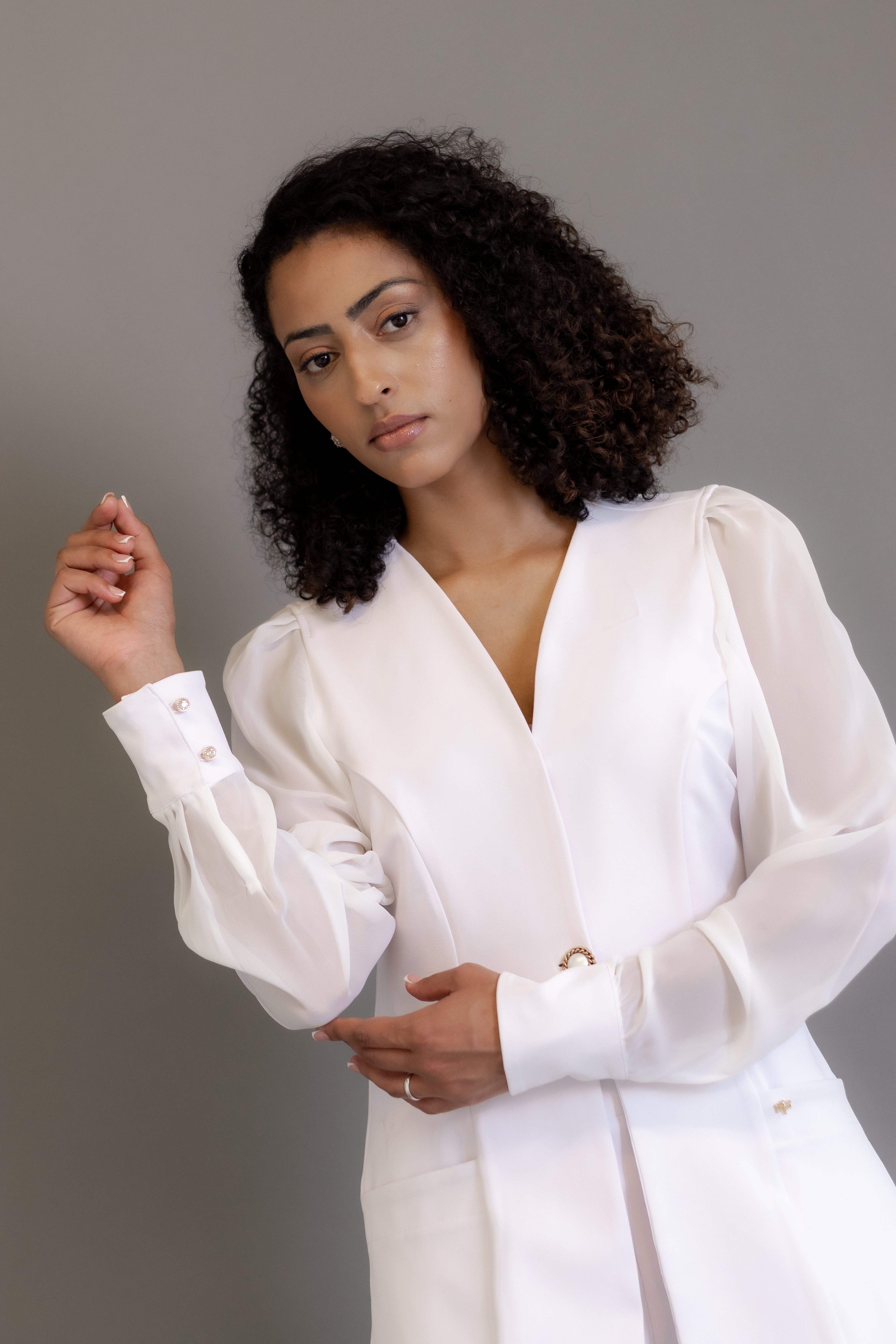 Jaleca Alice – Jaleco Feminino Branco com Mangas em Tule e Design Elegante