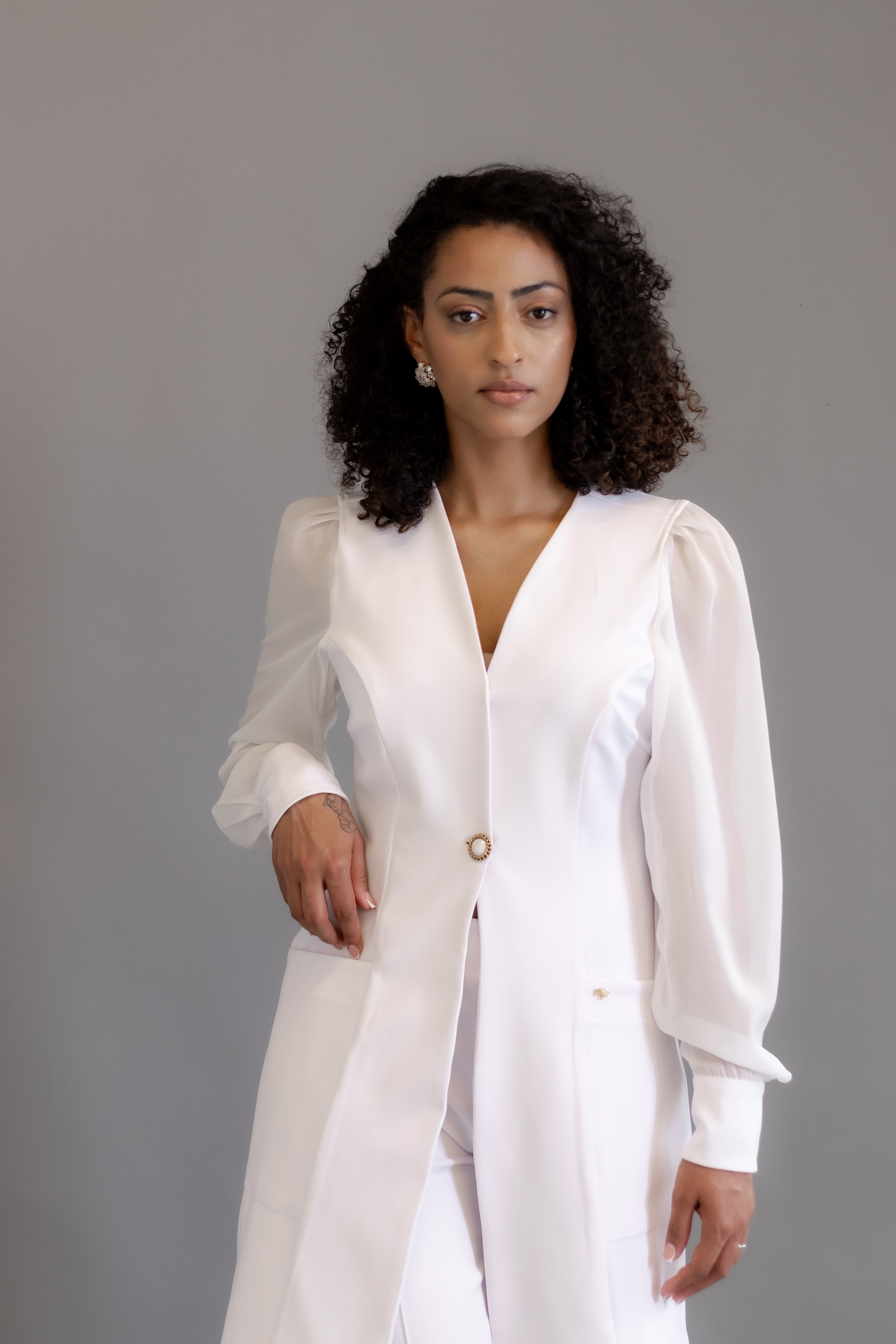 Jaleca Alice – Jaleco Feminino Branco com Mangas em Tule e Design Elegante