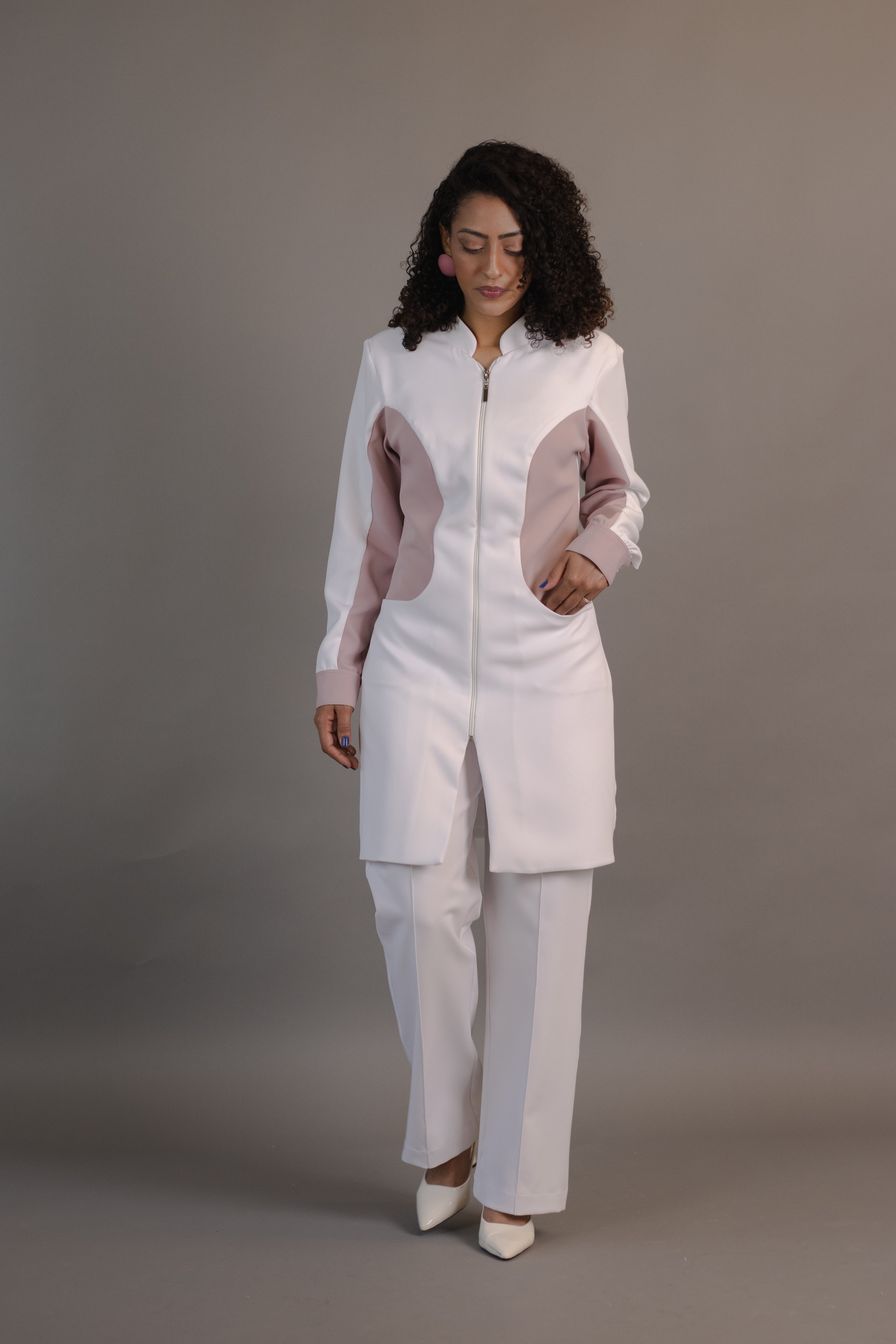 Jaleca Bicolor Feminina — recortes que afinam a silhueta