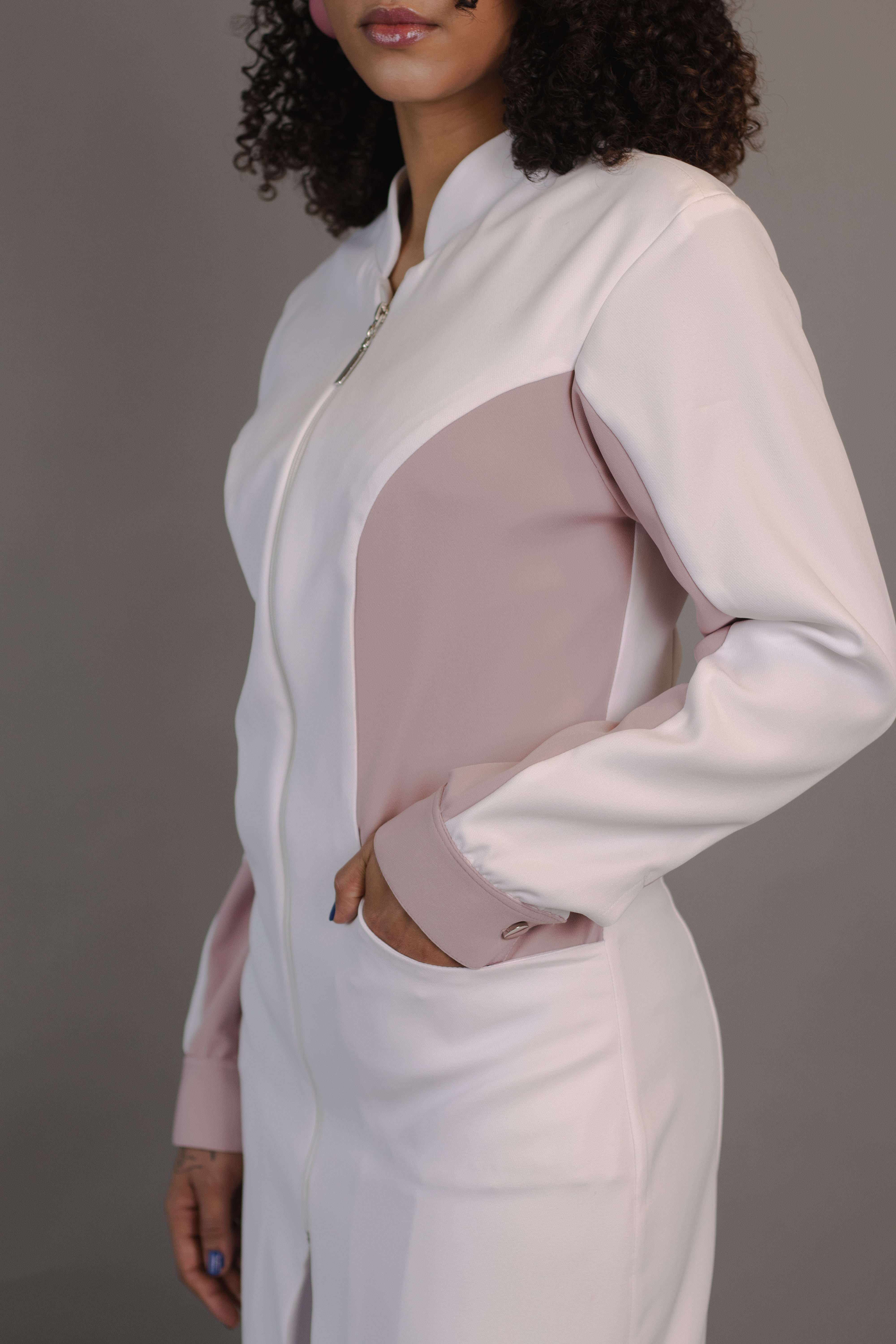 Jaleca Bicolor Feminina — recortes que afinam a silhueta