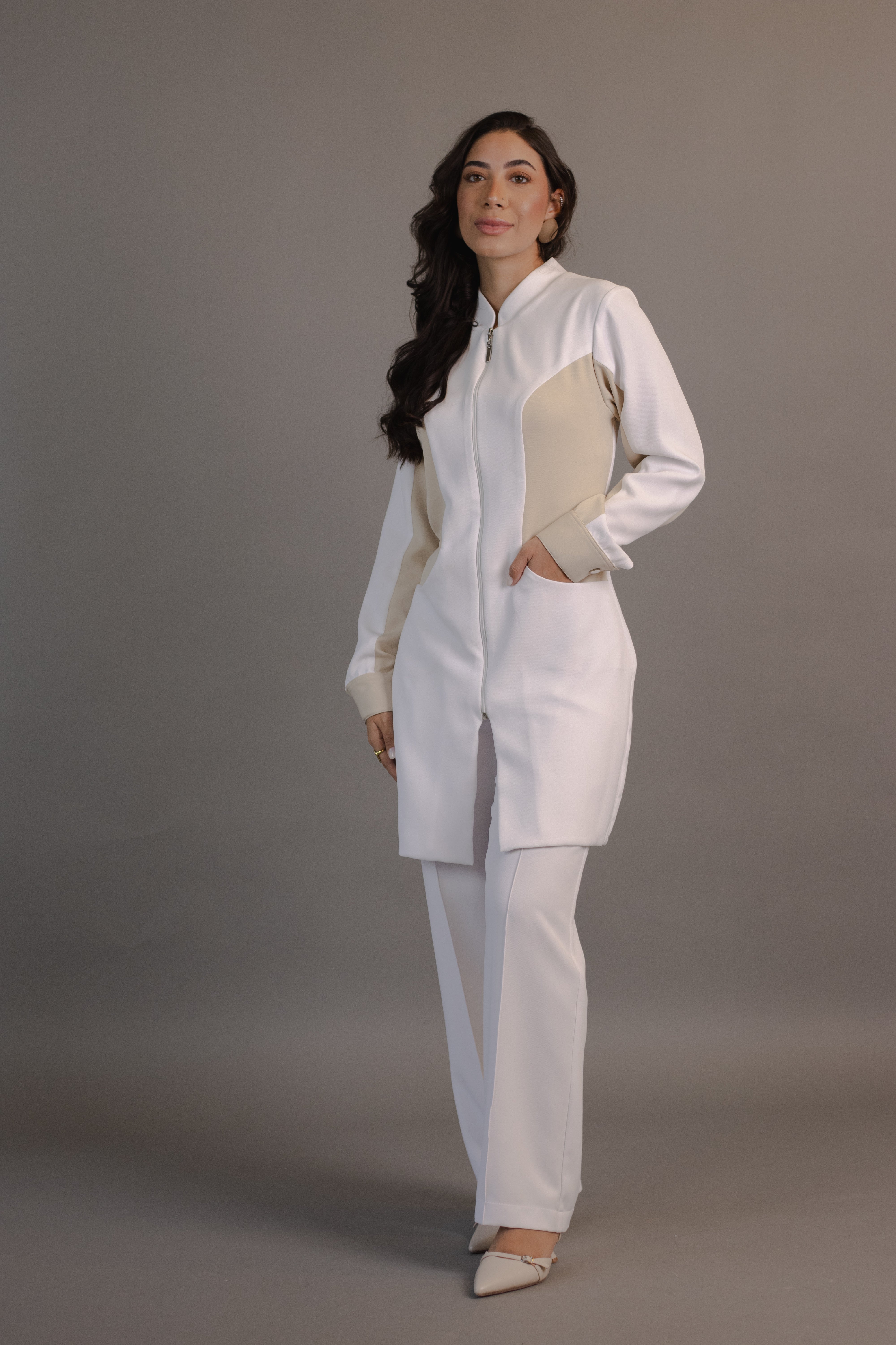 Jaleca Bicolor Feminina — recortes que afinam a silhueta