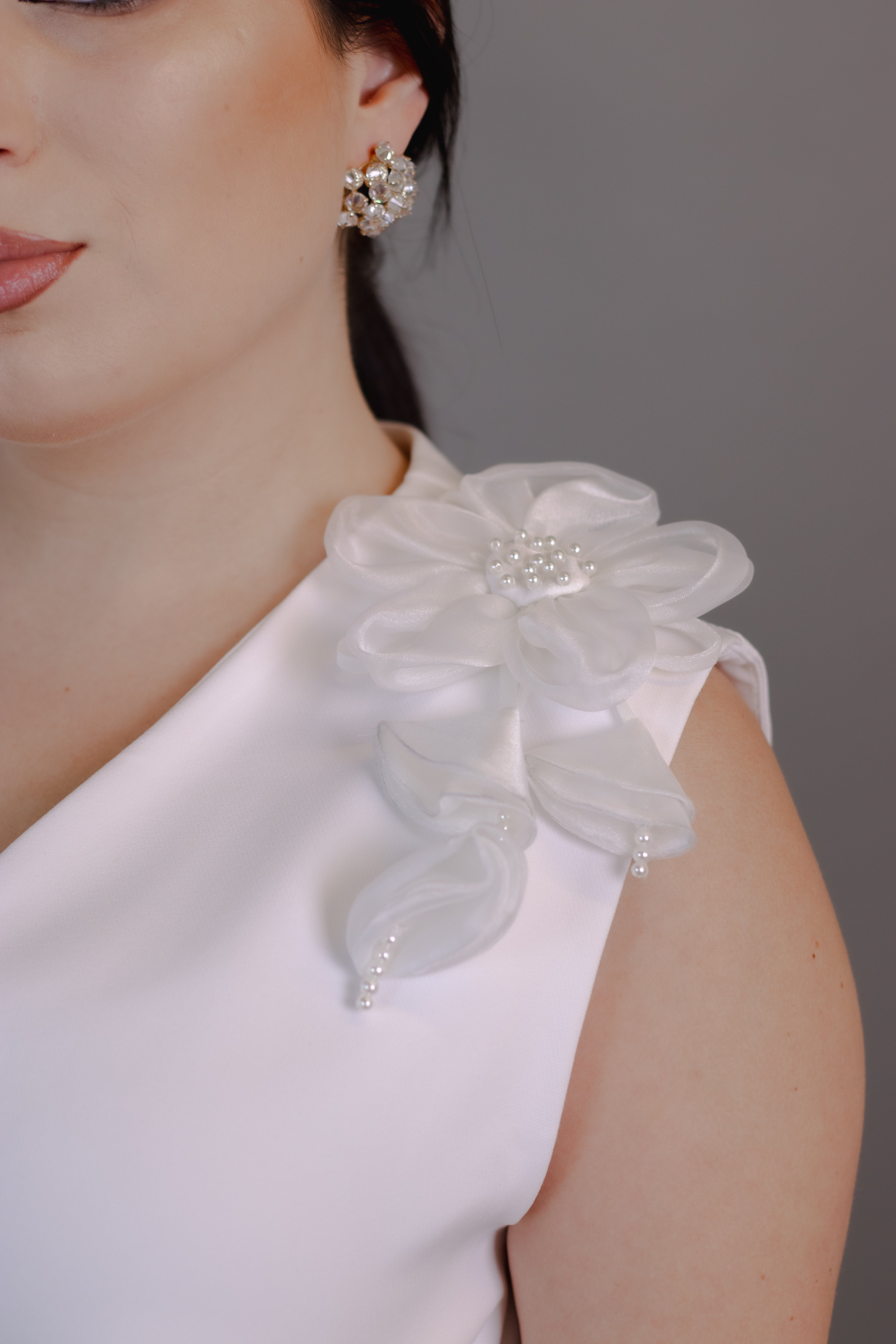 Jaleca Marilda — transpassada com flor e cinto-faixa