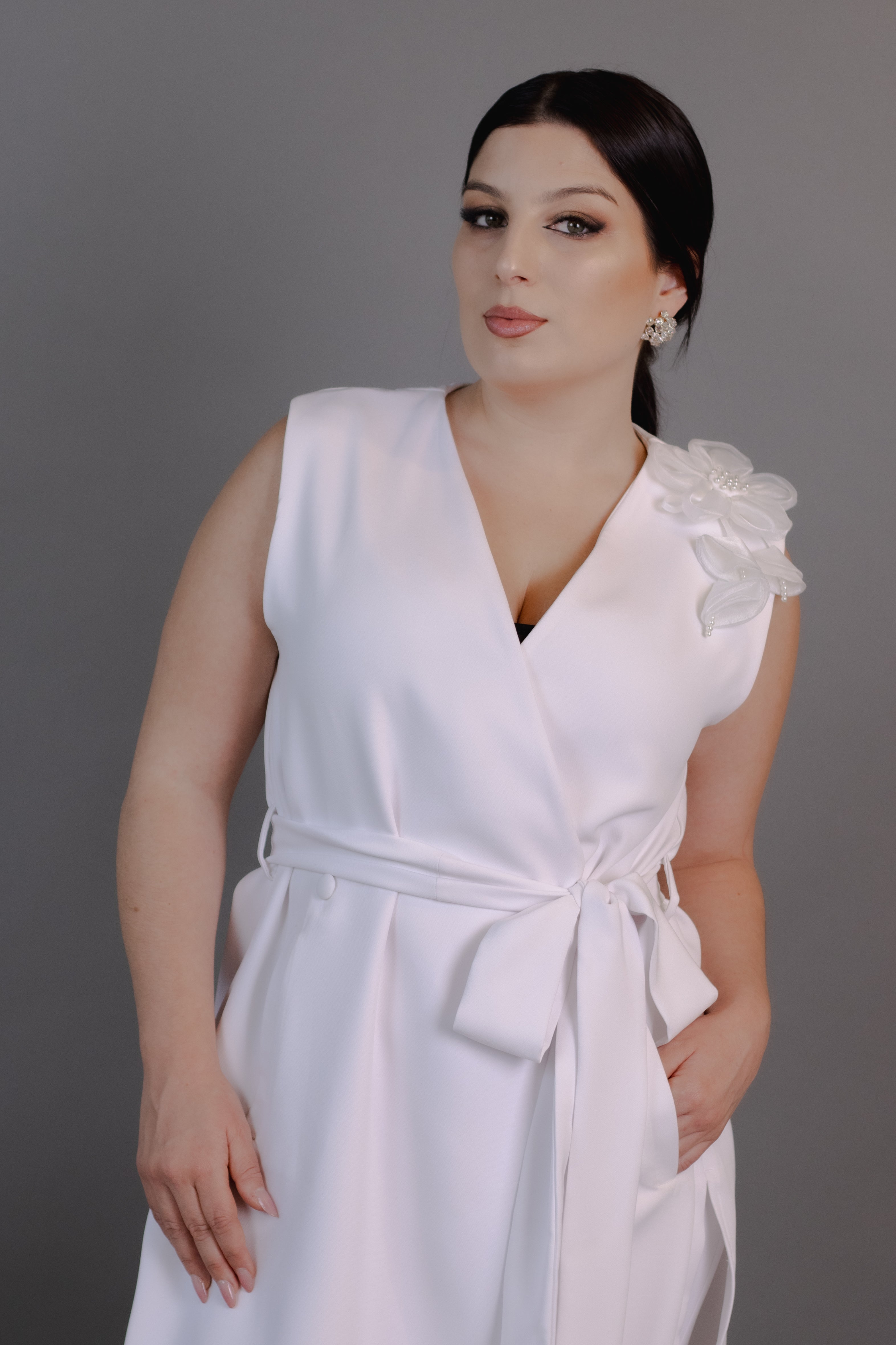 Jaleca Marilda — transpassada com flor e cinto-faixa