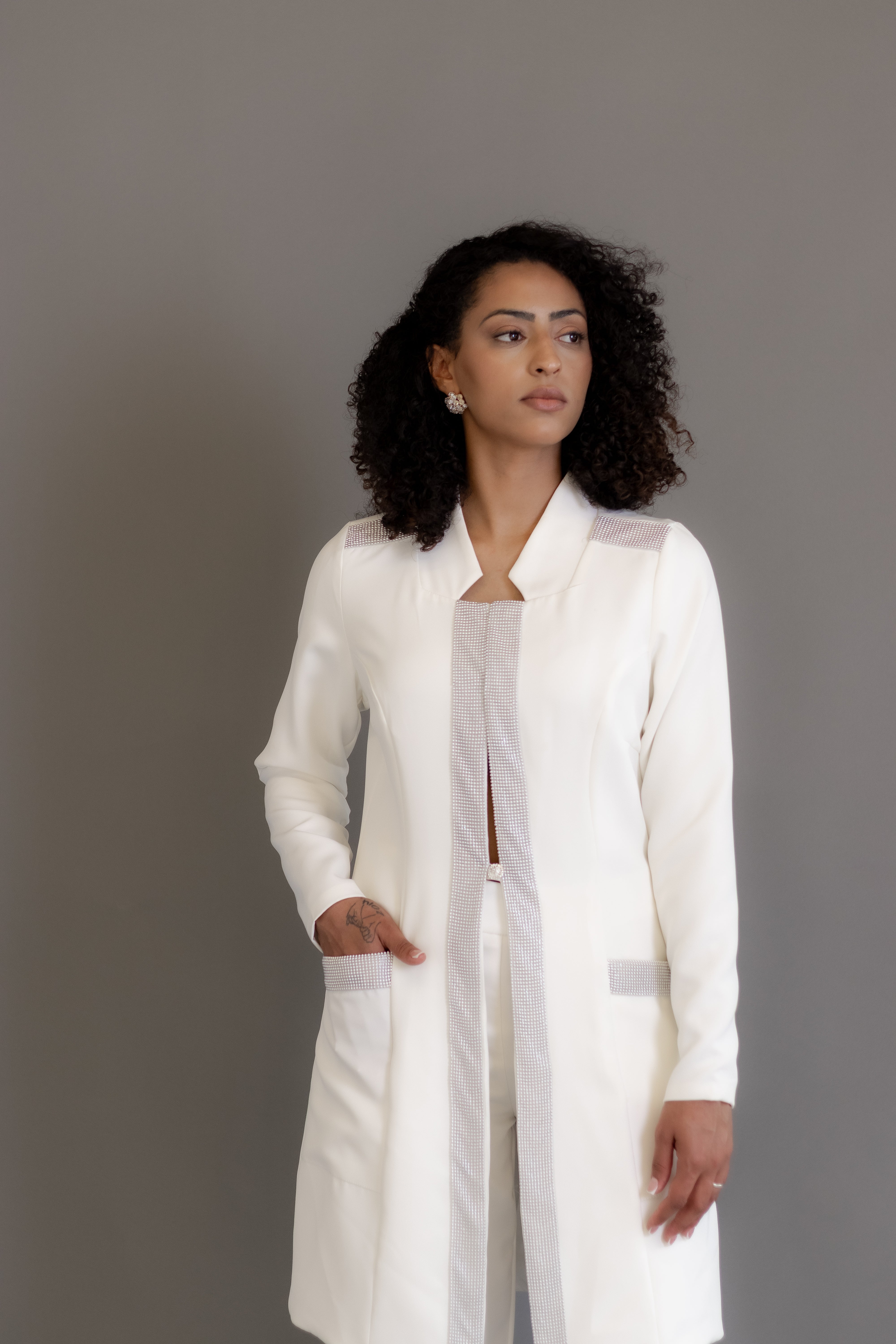 Jaleca Premium Aubrey: jaleco feminino elegante em branco, com aplicações brilhantes.