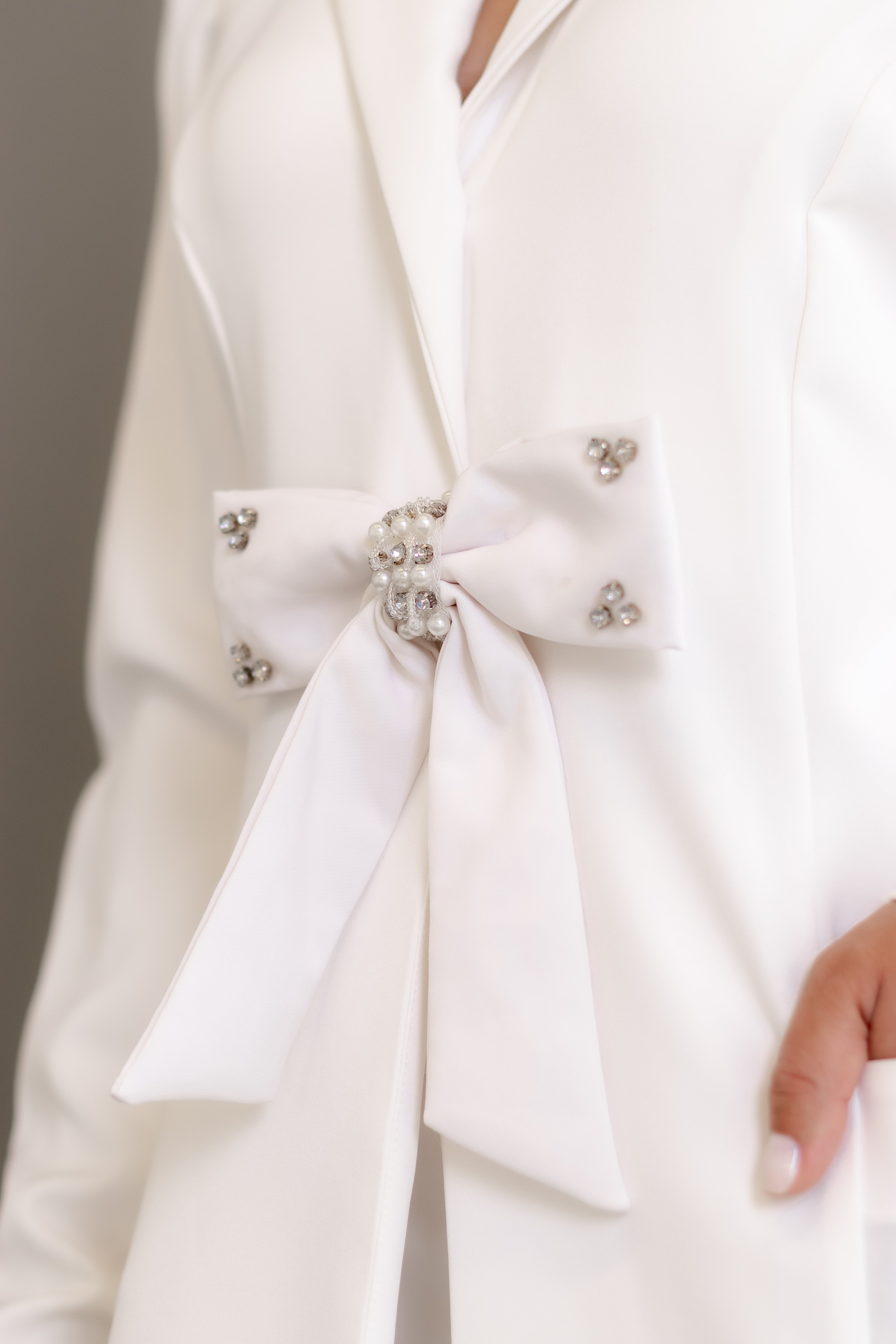 Jaleca Premium Enora – Jaleco Feminino Branco com Laços e Detalhes Exclusivos