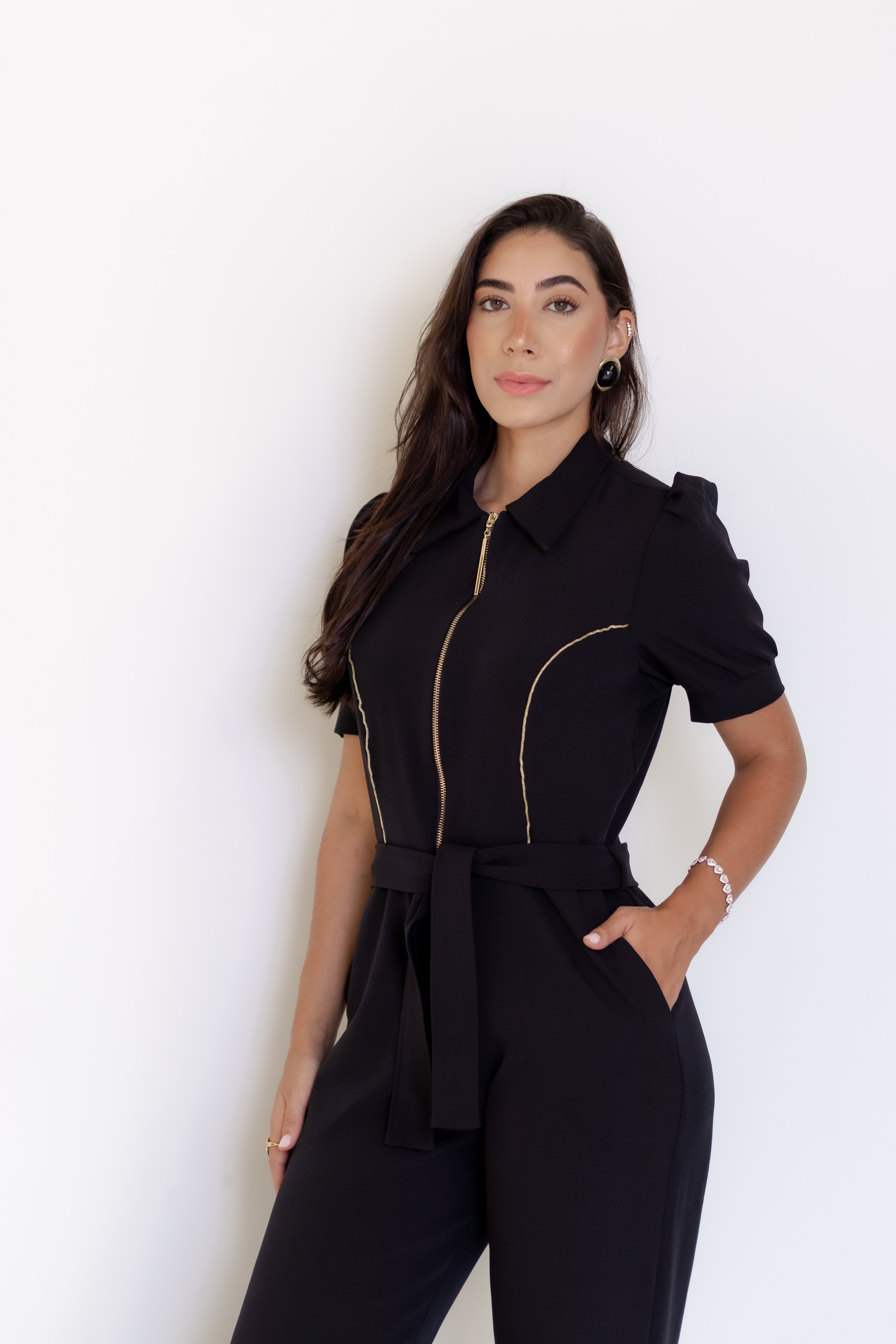 Macacão Leah – Uniforme Feminino Moderno com Zíper Dourado