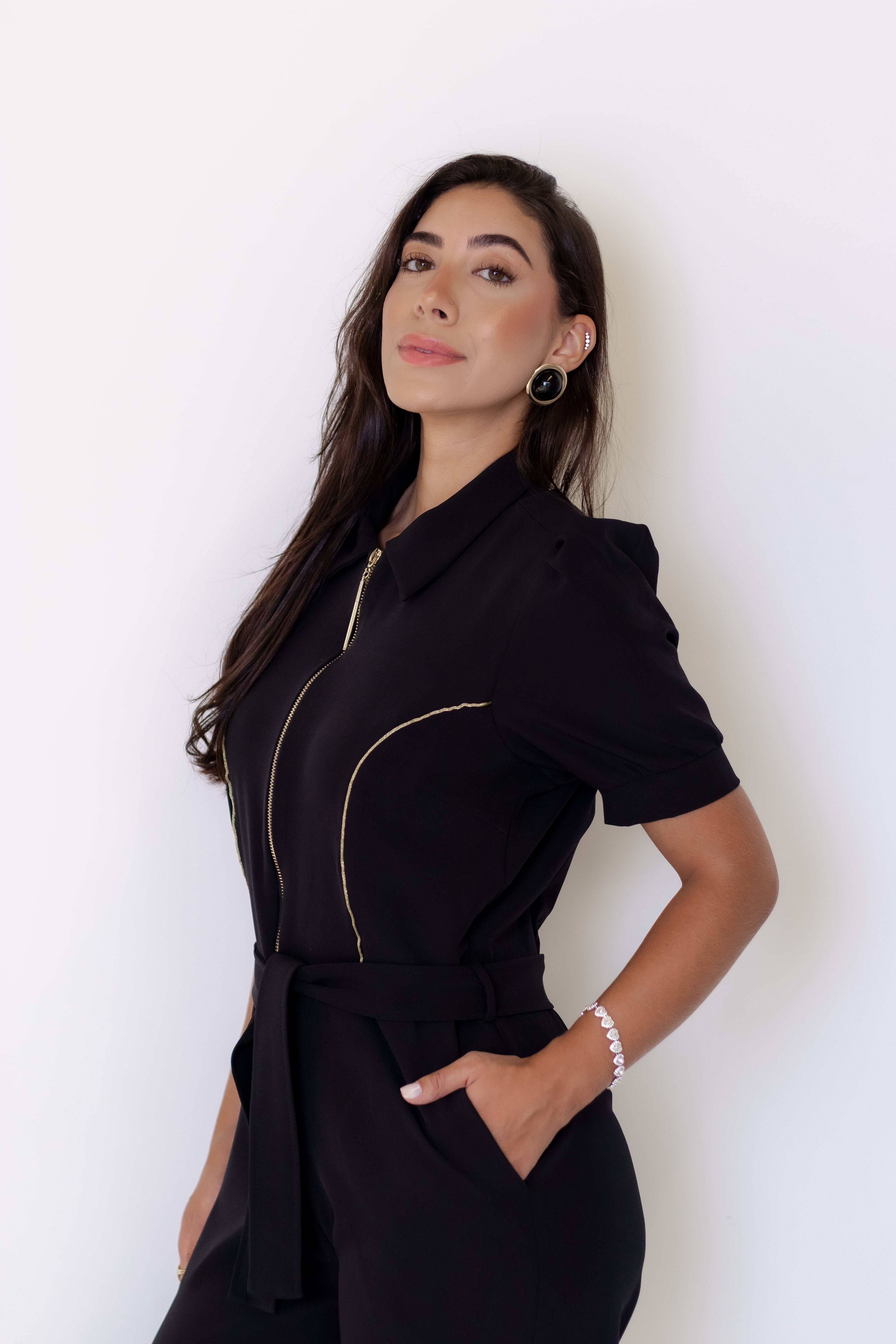 Macacão Leah – Uniforme Feminino Moderno com Zíper Dourado