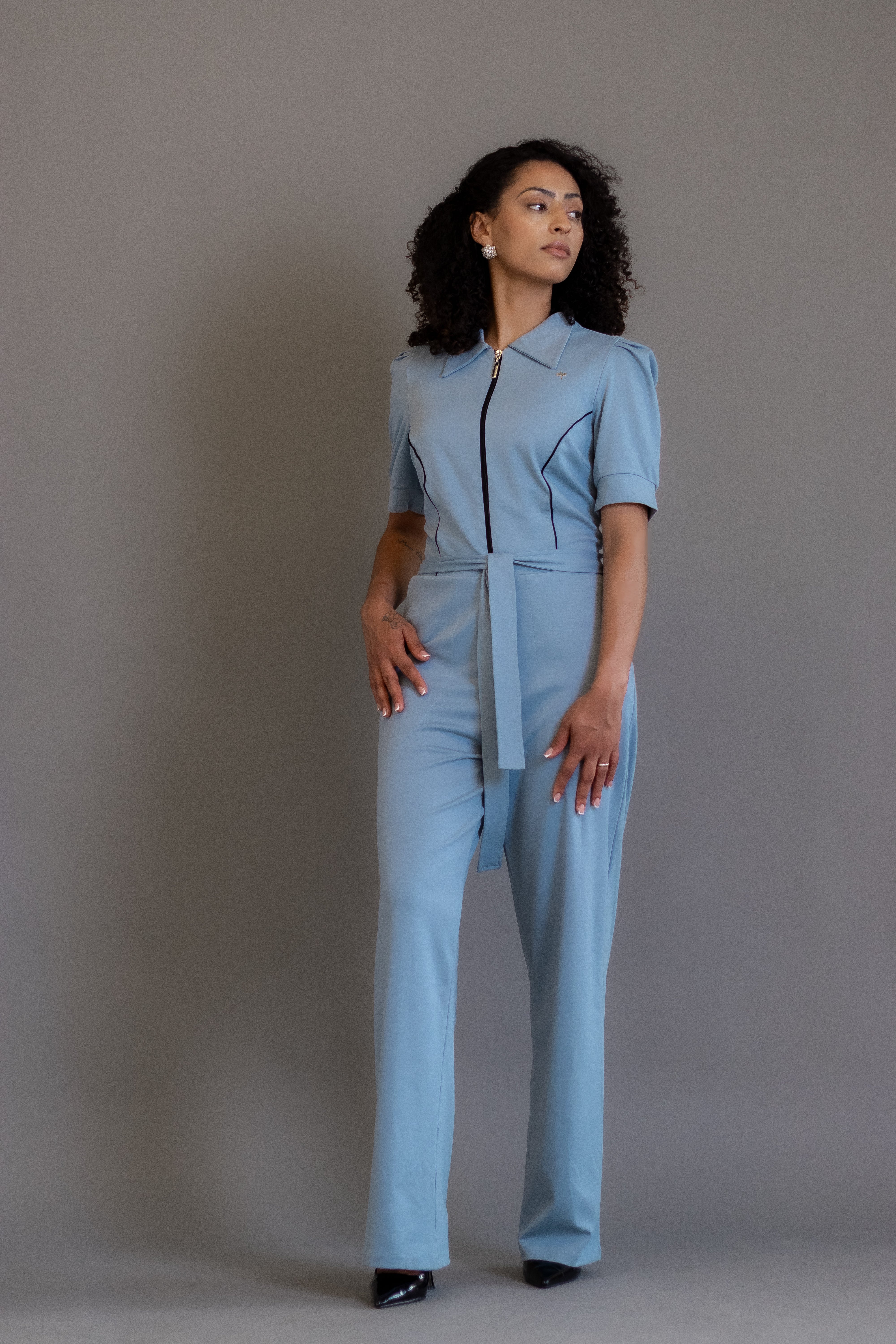 Macacão Zoe – Macacão Feminino de Trabalho com Zíper Frontal e Cinto Faixa