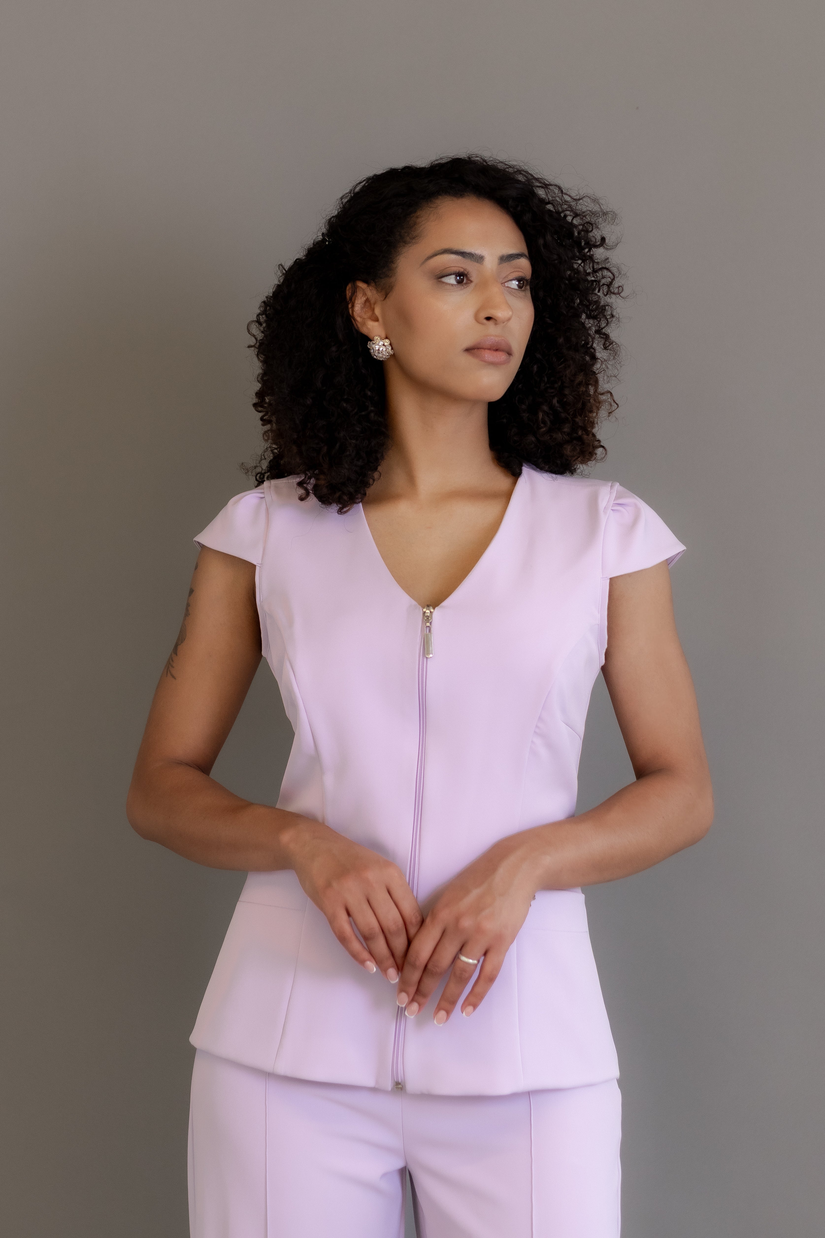 Scrub Carol – blusa profissional com zíper frontal